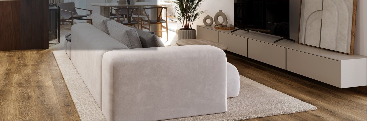 Salón luminoso con sofá, mueble bajo y comedor al fondo